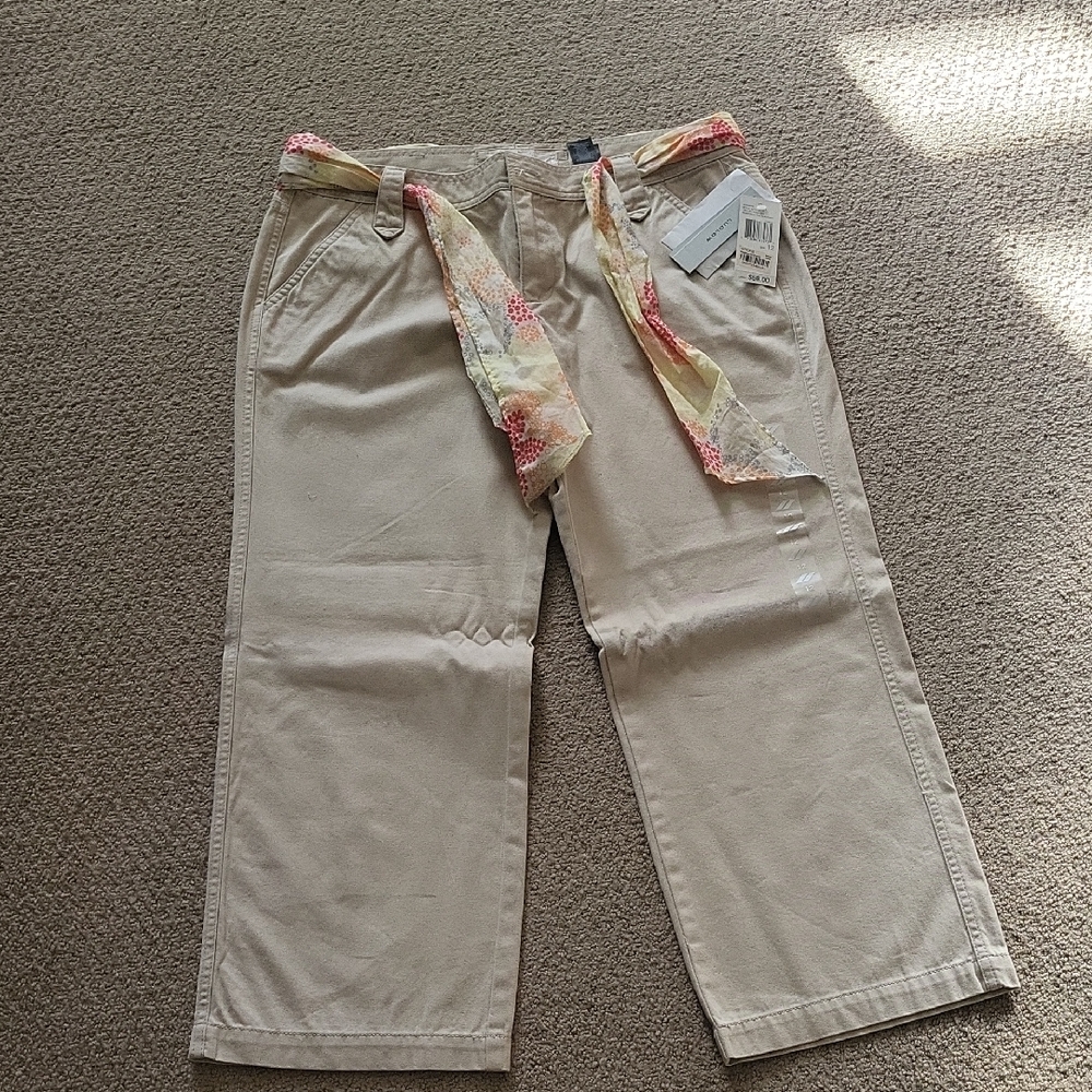 Beige Cropped Pants with Floral Belt DKNY